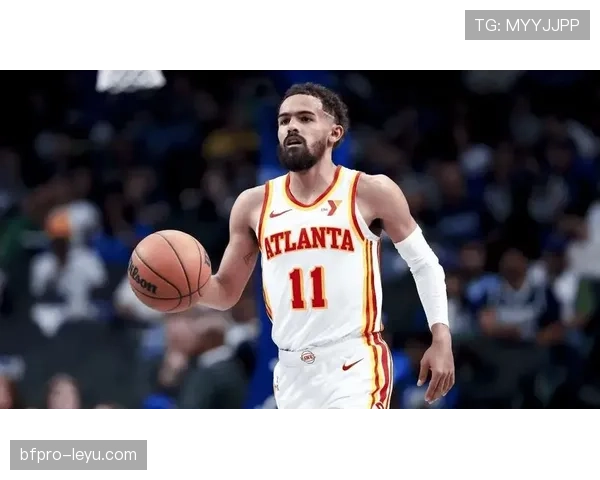 特雷·杨昨晚机场被拍，旁边那辆车的钥匙链比我半年工资还贵