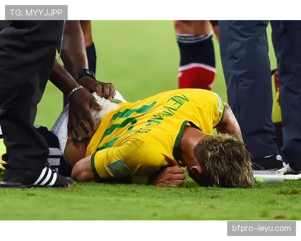 内马尔球场上疯帽子，场下却像瘾君子一样疯狂折腾生活