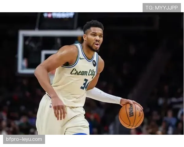 扬尼斯·阿德托昆博，场上像怪兽，戴着大表回家随手点个外卖